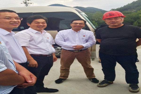 市委常委、區(qū)委書記葛學斌視察古堰畫鄉(xiāng)游客接待中心建設項目