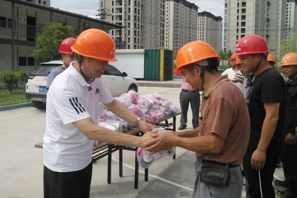 市建設(shè)局、市建筑業(yè)協(xié)會領(lǐng)導(dǎo)親臨現(xiàn)場慰問一線工人